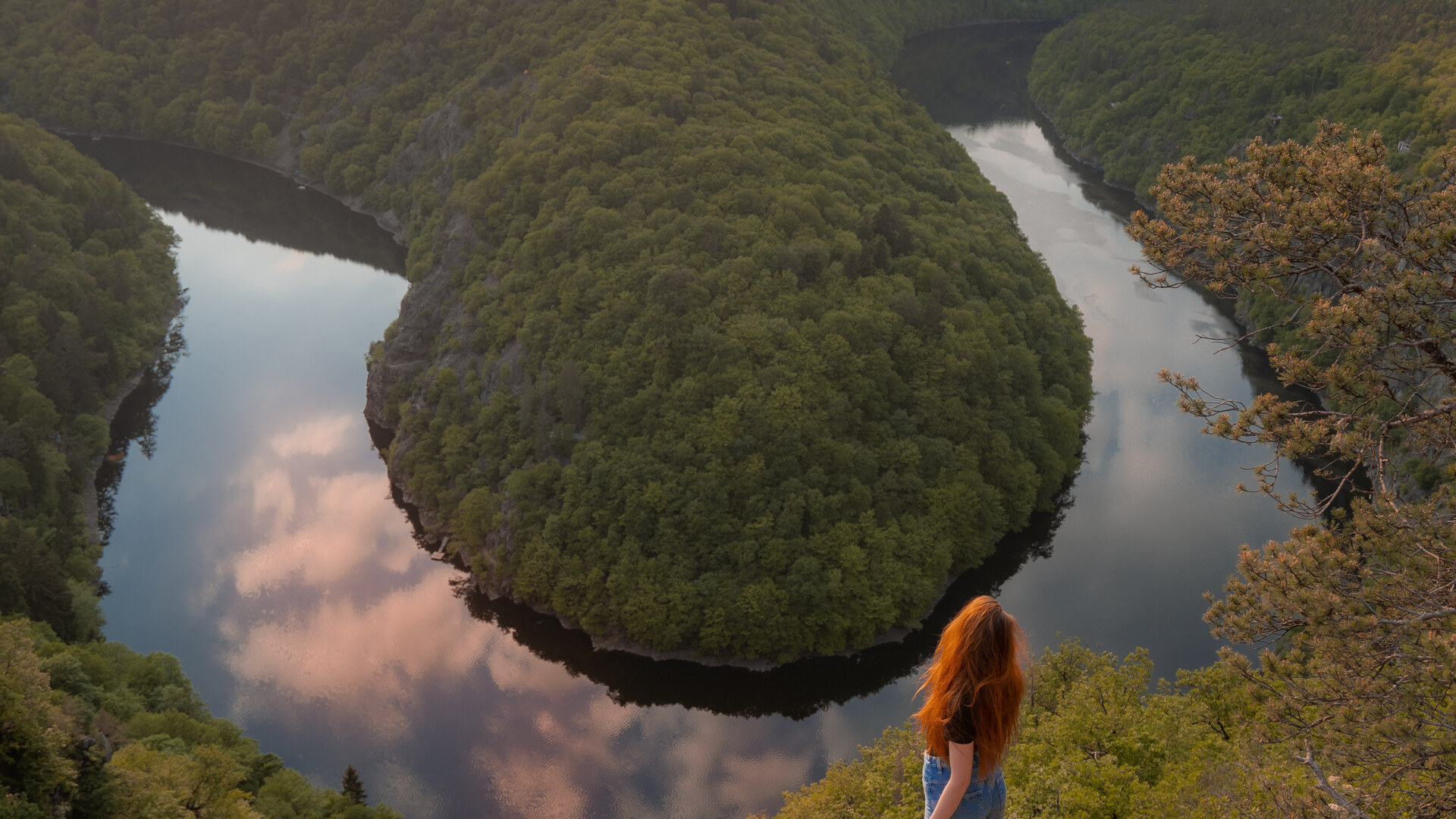 Viewpoint Máj – autumn panorama of the Czech Horseshoe Bend